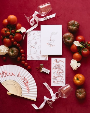 flatlay rouge papeterie de mariage tomate