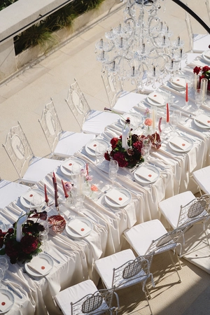 table de mariage en provence à la Villa Gaby à Marseille drapé beige et fleurs rouges moderne