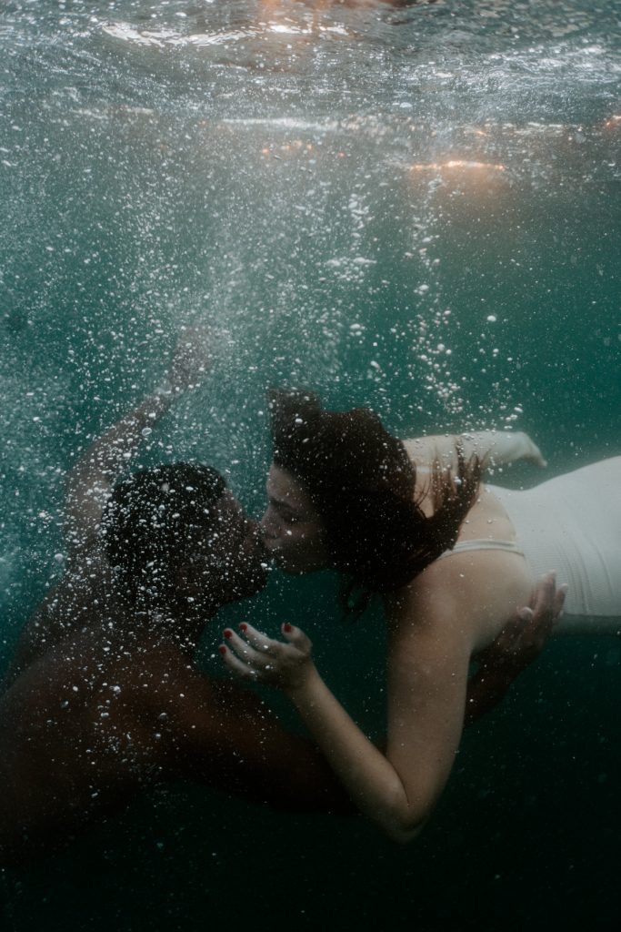 photographe underwater à marseille - séance photo sous marine avant le mariage