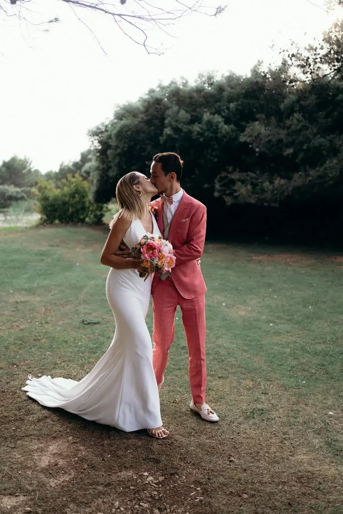 photographe mariage en provence couple marie costume rose