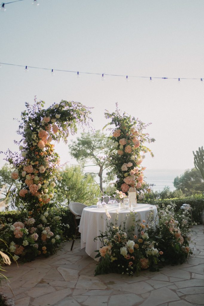 table mariage grand hotel saint jean cap ferrat vue mer et fleurs blanche et rose style elegant
