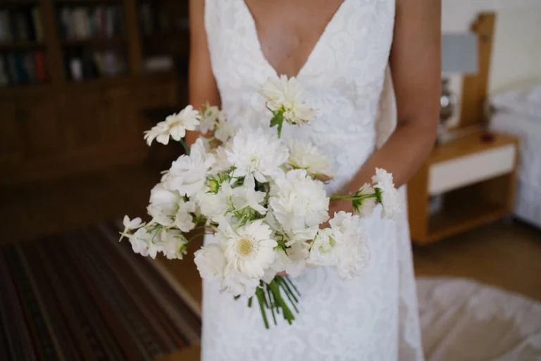 Mariage Bastide verez rose patchouli fleur bouquet mariée blanc
