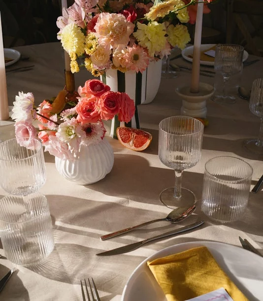 décoration de mariage table colorés jaune rose