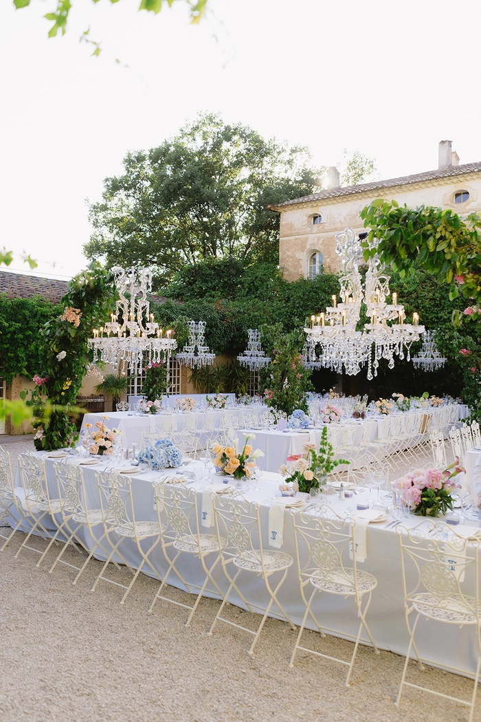 wedding-photographer-provence-robernier-diner-cour